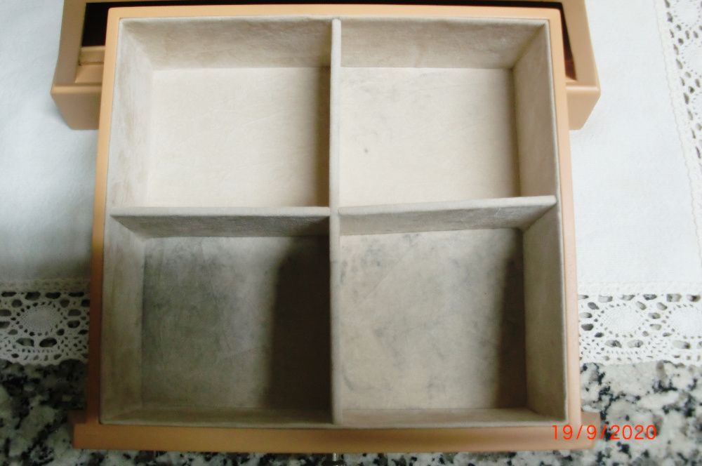 Guarda joias em madeira com 3 gavetas