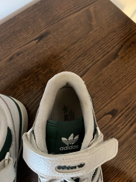 Sapatilhas verdes e brancas da Adidas