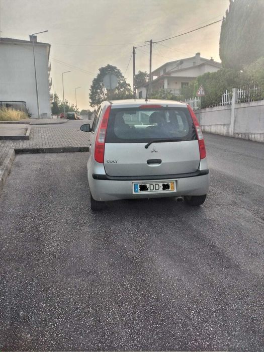 Mitsubishi Colt 1.1 com A/C e 5 Lugares de 03/2007 - Bom estado