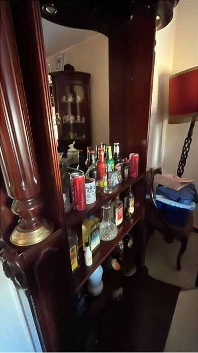 Bar em Mogno com 2 Bancos