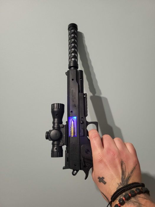 Pistolet broń led na baterie