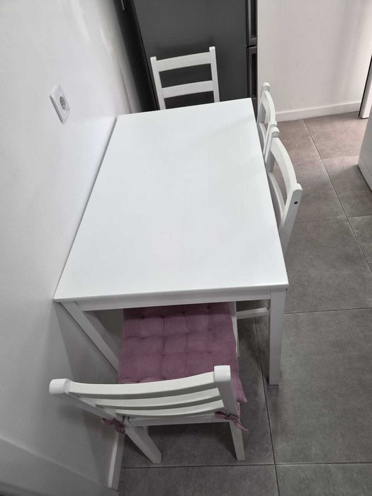 Mesa e cadeiras.