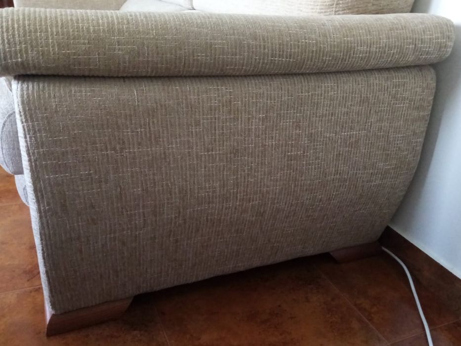 Urgente Sofá bege, oferta de uma experiência odisseias para duas pesso