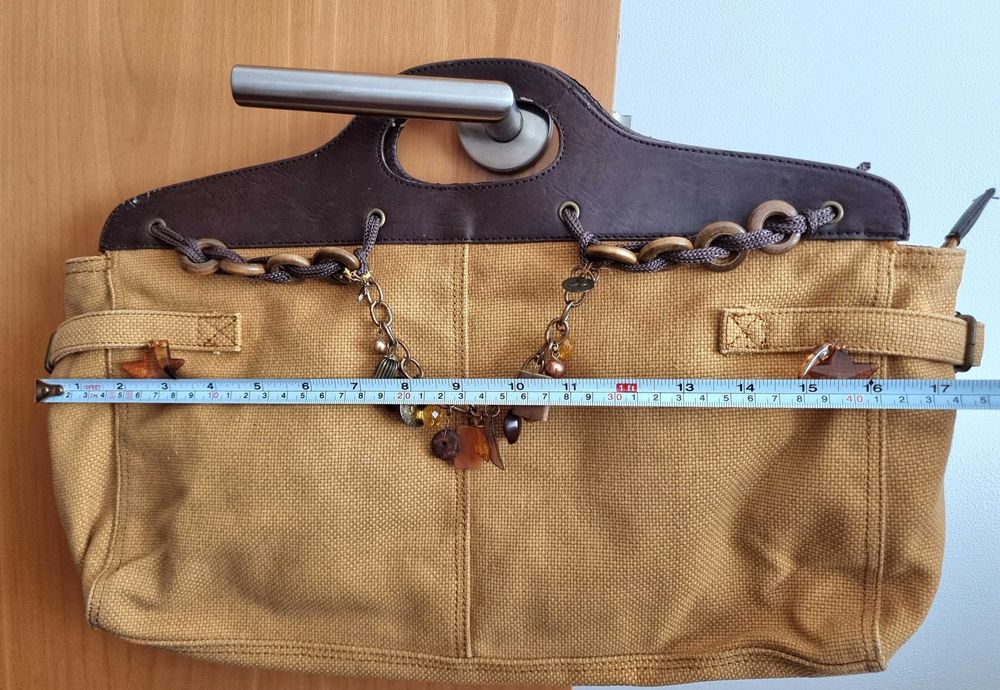 Mala em tons de castanho com adereços Misako