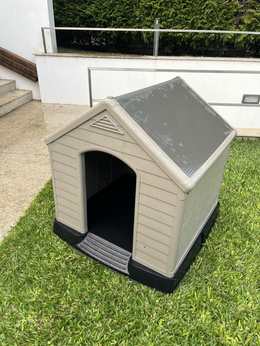 Casota de cão em polipropileno com piso elevado — 95 × 99 × 99 cm