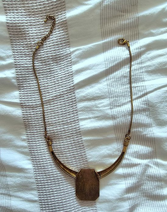 Colar dourado com uma pedra