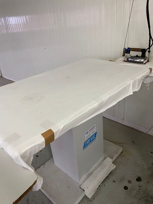 Mesas e ferro industrial textil
