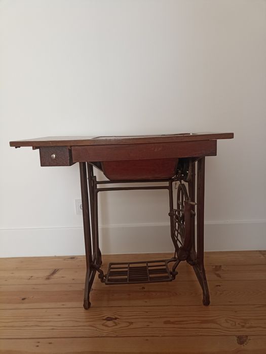 Máquina de costura antiga Singer