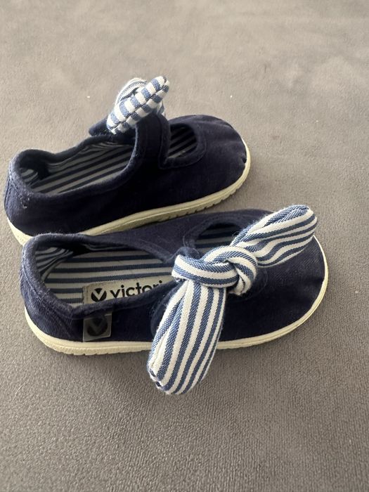 Sapatos marca Vitoria , com laço tamanho 21