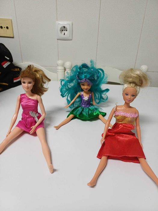 Carro Fiat 500 com 3 Barbies e a Ana do filme Frozen