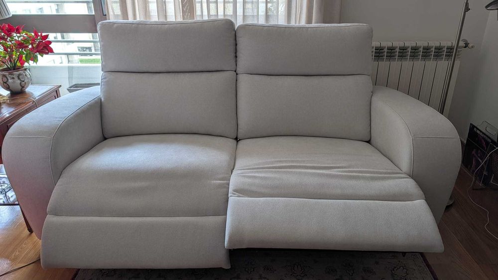 Sofá Estofado de 3 Lugares com Relax Elétrico