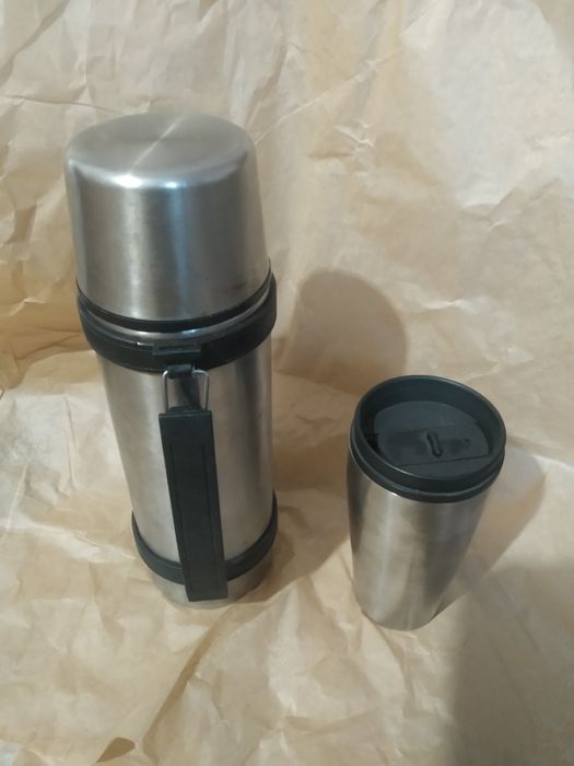 продам термос с ручкой и кружкой вместе