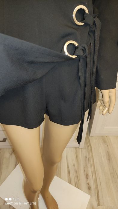 Czarny kombinezon krótki