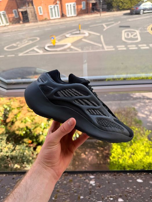 Кросівки чоловічі Оригінал Одягались 2 рази стан Нових Adidas Yeezy 700 V3 є інші моделі та розміра дивіться другі оголошення