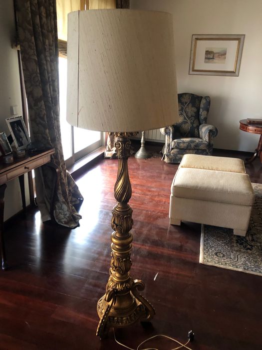 Candeeiro de pé em madeira dourada