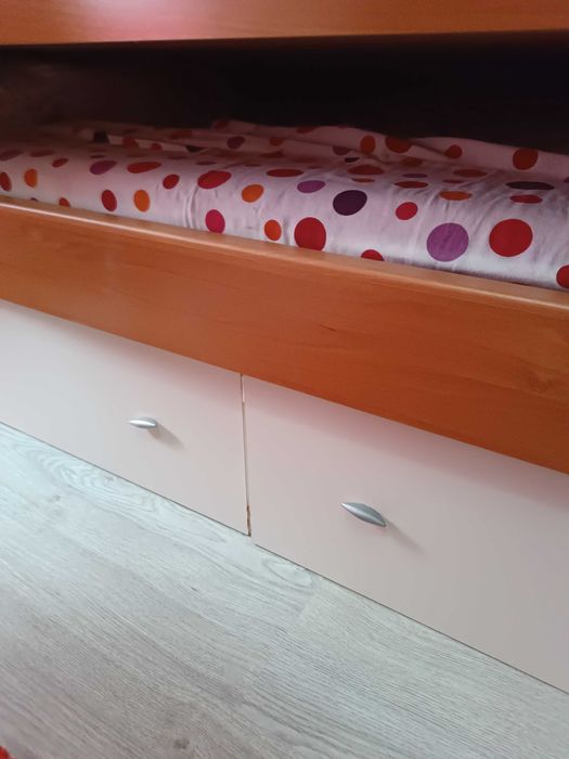 Cama de solteiro com estante