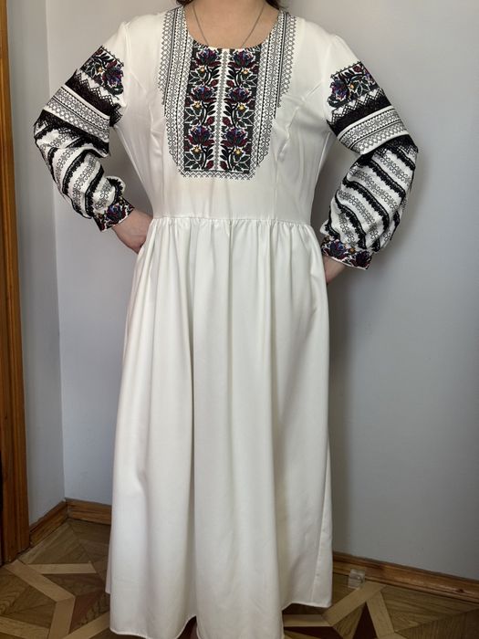 Вишита сукня ( одягнена один раз )