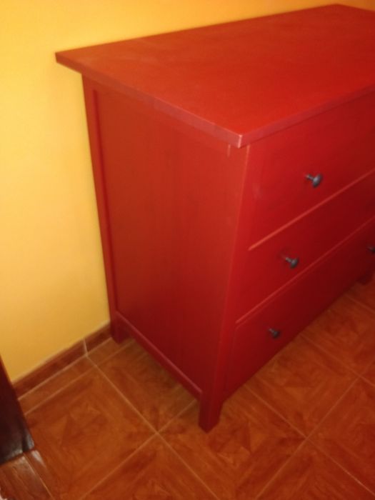 Cómoda em vermelho do ikea