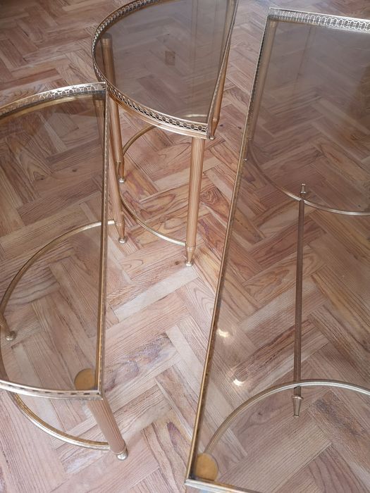 Mesa de vidro e metal