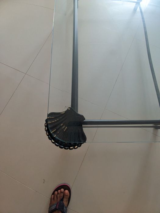 Mesa de centro em vidro e metal
