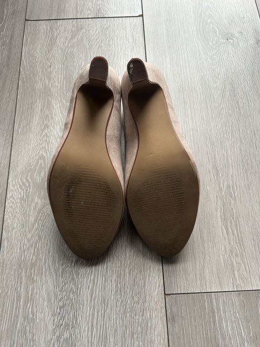 Beżowe buty na obcasie