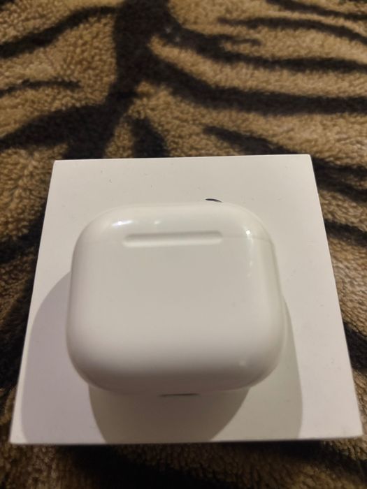 Продам навушники AirPods 4 with Active noise cancellation