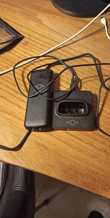 Telefone fixo portátil e vários pins antigos