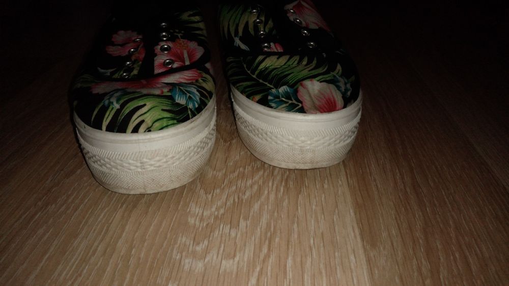Buty z podwyższeniem w kwiaty