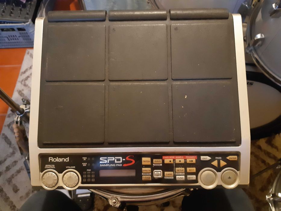 Spds roland com dois cartões de memória