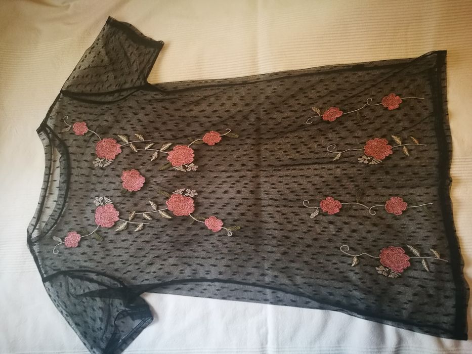 Elegancka koronkowa sukienka z haftem