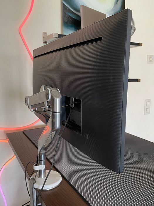 Monitor arm by Human Scale - all accessories included