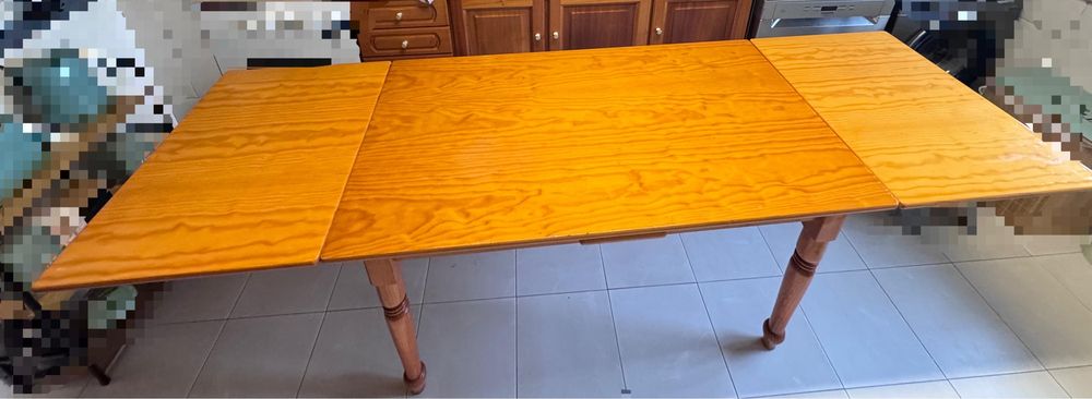 Mesa usada de madeira pinho mel com duas cadeiras e dois bancos