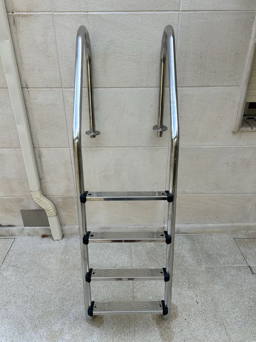Escada de piscina em Ínox