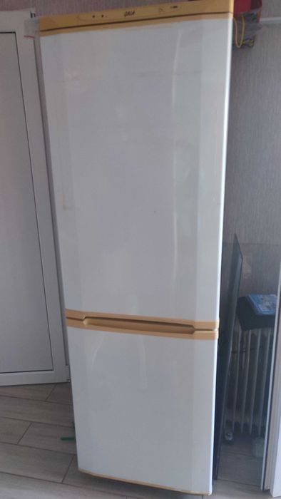 Холодильник продається