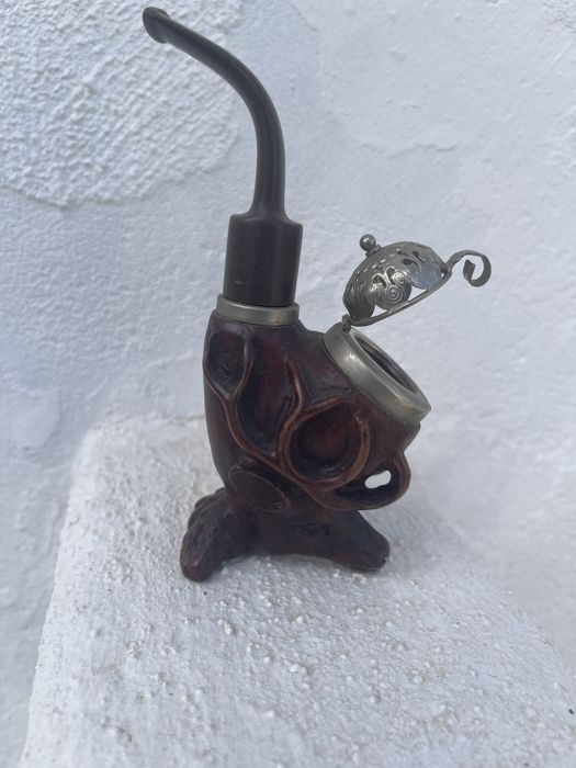 Cachimbo antigo em madeira trabalhado a mão .