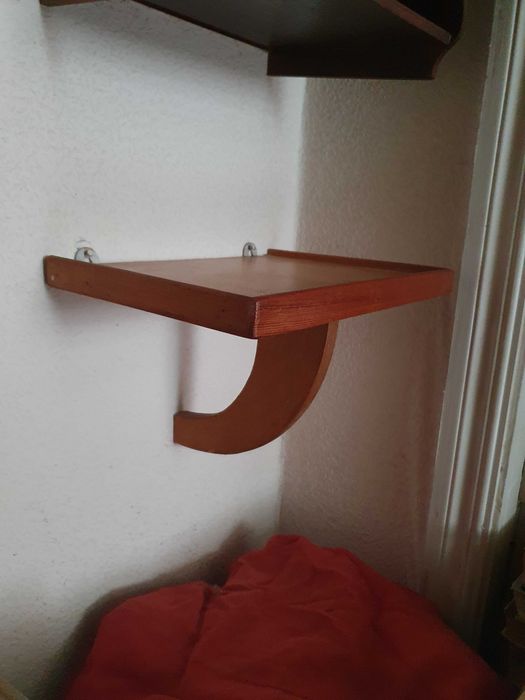 Навісна полиця у передпокій