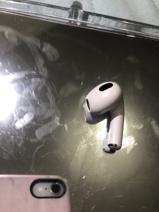 Продам один навушник airpods 3 правий