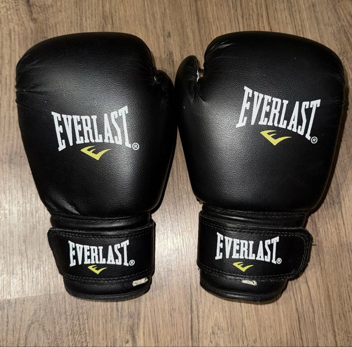Боксерские перчатки Everlast.