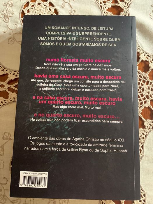 Livro “Numa floresta muito escura”