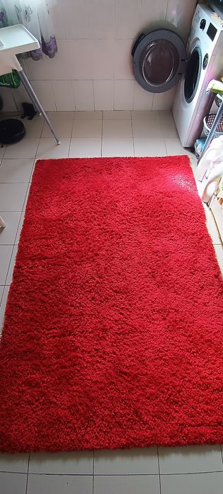 Dois tapetes um vermelho e um preto