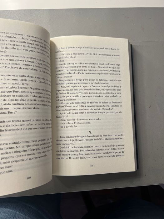 Livro stranger things versao PT