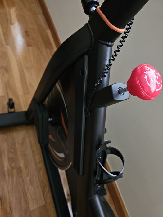 Bicicleta estática profissional com pulso e Bluetooth, ultra silenciosa e estável, suporte para tablet e porta-garrafas. Rigorosamente como nova.