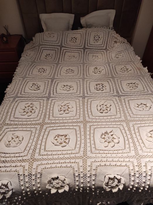 Vendo colcha em crochê, padrão quadrado