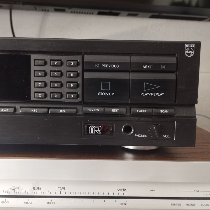 Odtwarzacz CD Philips CD618 w ładnym stanie.