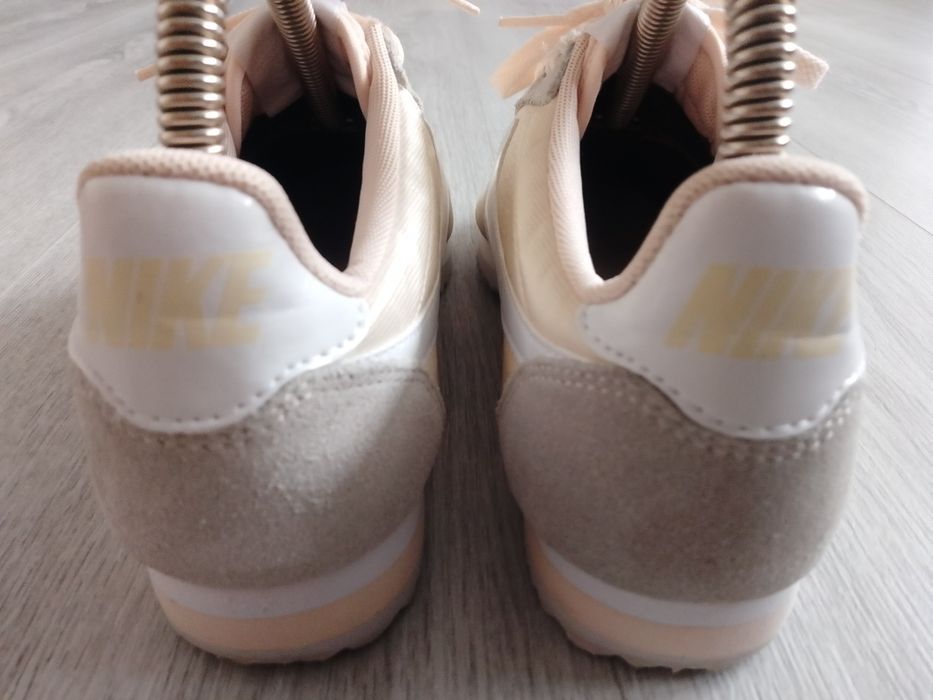 Оригінальні жіночі атласні кросівки Nike