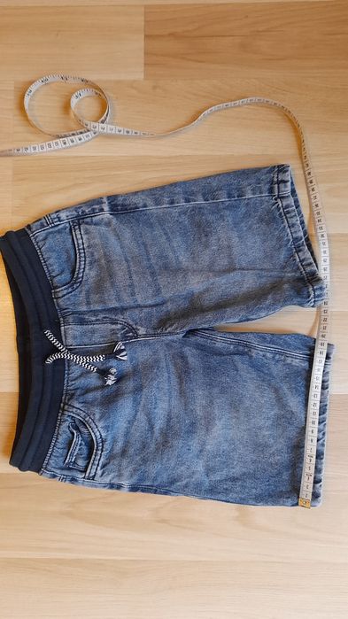 Krótkie spodenki jeansowe, bermudy 128cm