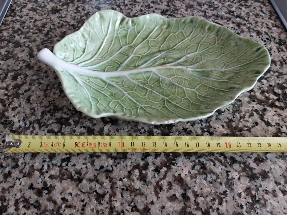 Travessa folha de couve faiança caldas da rainha