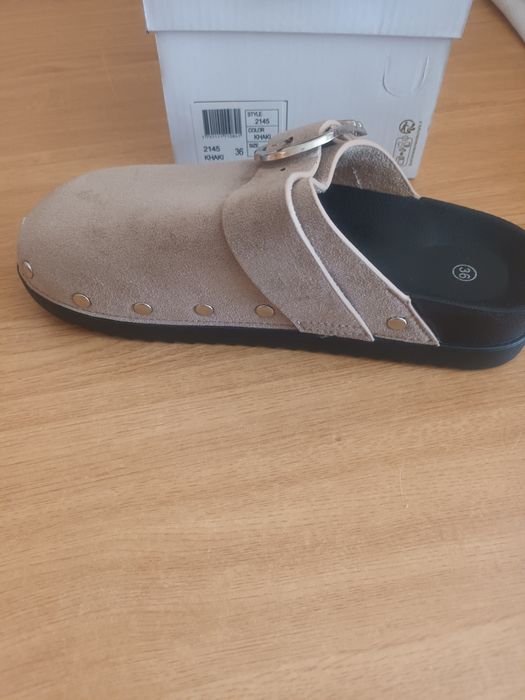 Chinelos com fivela e tachas beje