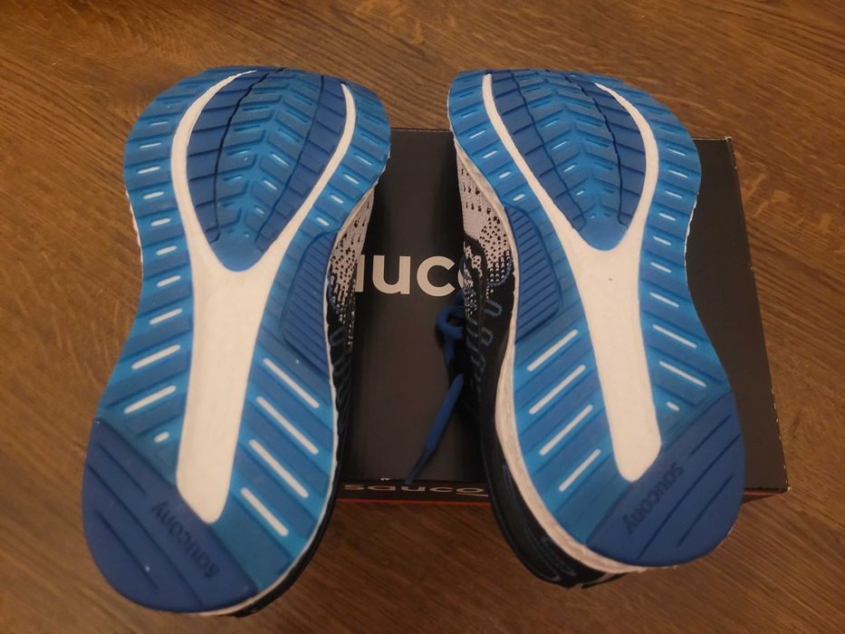 Кросівки бігові Saucony FREEDOM 3 розмір EU 42 US 8.5 (НОВІ)