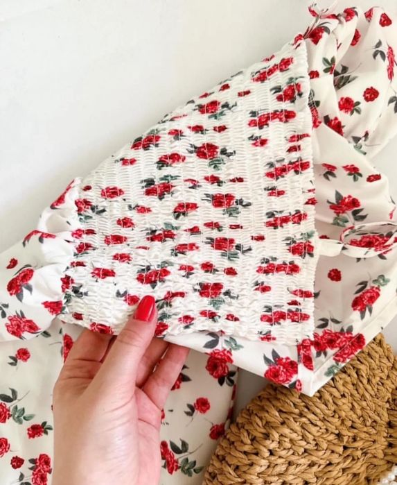 Белое платье с разрезом в цветочный принт белый сарафан